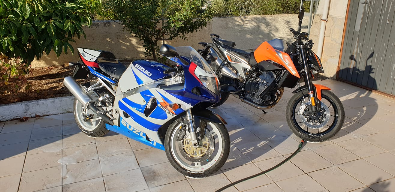 Washing Bikers España's KTM 790 Duke and GSXR750Y